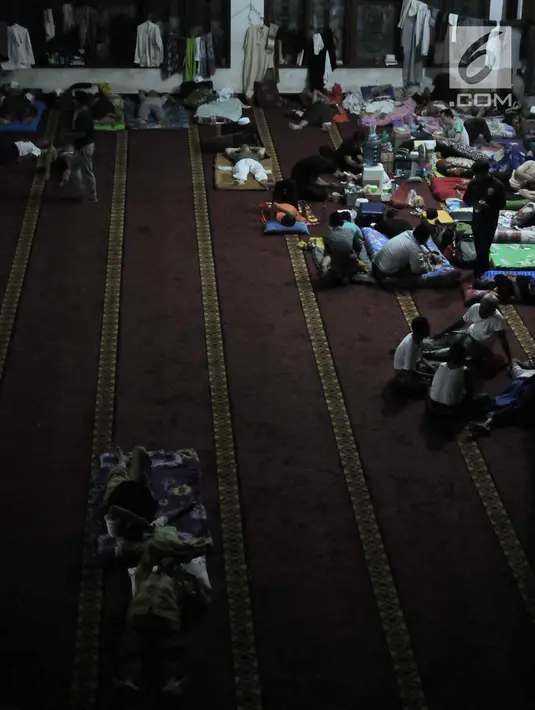 Sejumlah umat Islam menginap saat melakukan iktikaf di Masjid Pondok Pesantren At-Taqwa, Bekasi, Selasa (28/5/2019). Umat Islam mulai melakukan itikaf atau berdiam diri di masjid sambil melakukan berbagai ibadah pada sepuluh hari terakhir bulan puasa Ramadan. (Merdeka.com/Iqbal S Nugroho)