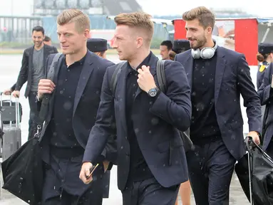 Para pemain Timnas Jerman tiba di Moskow, Selasa (12/6/2018). Jerman datang ke Rusia untuk mempertahankan gelar juara Piala Dunia. (AFP/Daniel Roland)