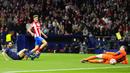 Pemain Manchester City Ilkay Gundogan (kiri) gagal mencetak gol melewati kiper Atletico Madrid Jan Oblak pada pertandingan sepak bola leg kedua perempat final Liga Champions di Stadion Wanda Metropolitano, Madrid, Spanyol, 13 April 2022. Pertandingan berakhir imbang 0-0. (AP Photo/Manu Fernandez)