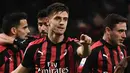 Selebrasi Krzysztof Piatek usai mencetak gol ke gawang Cagliari pada laga lanjutan Serie A yang berlangsung di stadion San Siro, Milan, Senin (11/2). AC Milan menang 3-0 atas Cagliari. (AFP/Marco Bertorello)