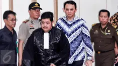 Terdakwa Basuki Tjahaja Purnama atau Ahok memasuki ruang persidangan di Kementerin Pertanian (Kementan), Jakarta, Selasa (9/5). Sidang kasus dugaan penodaan agama ini beragendakan pembacaan vonis dari hakim. (Liputan6.com/Kurniawan Mas'ud/pool)