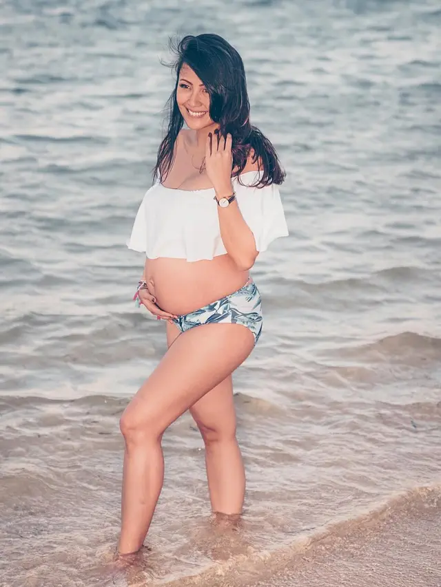 5 Seleb Ini Pamer Baby Bump Saat Pakai Baju Renang