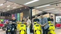 Keanu Agl, Dara Arafah, dan Fadil Jaidi mendapatkan hadiah Vespa