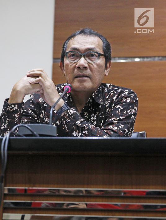 Wakil Ketua KPK Saut Situmorang saat memberi keterangan terkait penetapan cagub Maluku Utara Ahmad Hidayat Mus sebagai tersangka di Jakarta, Jumat (16/3). (Liputan6.com/Herman Zakharia)