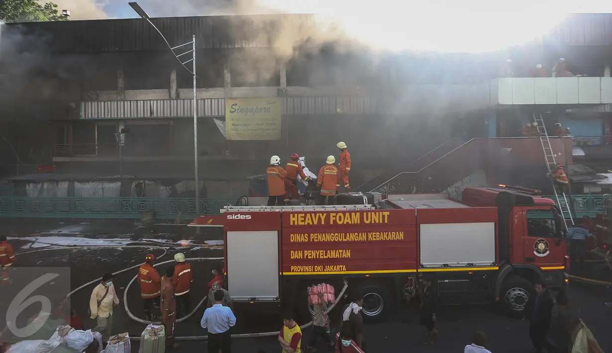 Petugas pemadam kebakaran berjibaku melakukan pemadaman di Pasar Senen, Jakarta Pusat, Kamis (19/1). Pihak Dinas Pemadam Kebakaran DKI belum dapat memberikan informasi terkait korban jiwa dalam kejadian tersebut. (Liputan6.com/Faizal Fanani)