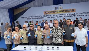 konferensi pers pengungkapan 87 kontainer pelanggaran ekspor produk turunan CPO di Tanjung Priok, Jakarta Utara, Kamis (6/11/2025). (Liputan6.com/Tira)