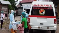 Fotro : Petugas medis saat menjemput pasien positif covid-19 di Kabupaten Sikka, NTT (Liputan6.com/Dion)