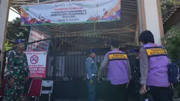 Penjagaan ketat ini dilakukan menyusul insiden ledakan yang terjadi di sekolah tersebut pada Jumat (7/11/2025). Tampak dalam foto, personel militer berjaga di gerbang sebuah sekolah setelah ledakan di Jakarta, Indonesia, Minggu, 9 November 2025. (AP Photo/Achmad Ibrahim)