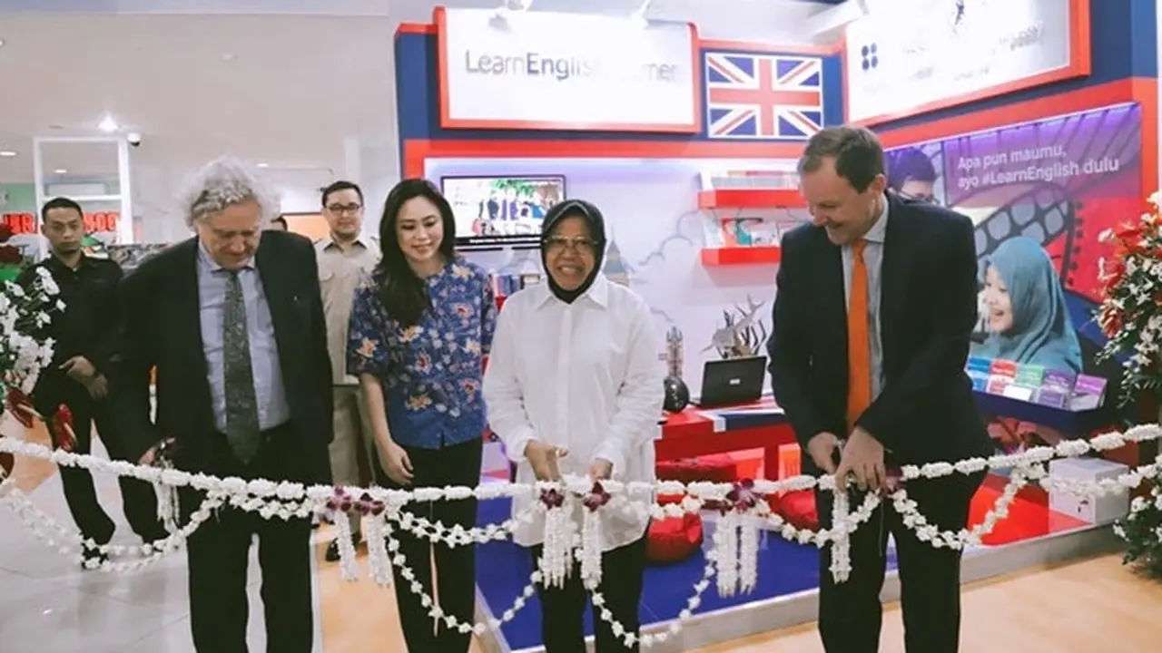 6 Potret Tri Rismaharini Resmikan English Corner di Perpustakaan Umum Kota Surabaya