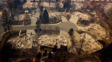 Permukiman rata dengan tanah usai kebakaran melanda Kota Paradise, California, AS, Kamis (15/11). Departemen Kehutanan dan Perlindungan Kebakaran California mengatakan api telah menghancurkan 40 persen Kota Paradise. (AP Photo/Noah Berger)