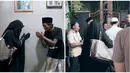 Hingga kini banyak doa yang dikirimkan netizen dan sederet artis untuk Sunhaji. Ini adalah momen ketika Umi Pipik pamit kepada keluarga Sunhaji. Terlihat di depan rumah Sunhaji sudah banyak tetangga yang menunggu untuk pamitan juga kepada Umi Pipik. Terlihat wajah para tetangga Sunhaji ini sangat senang bertemu dengan pendakwah berusia 47 tahun itu. (Liputan6.com/IG/@_ummi_pipik_)