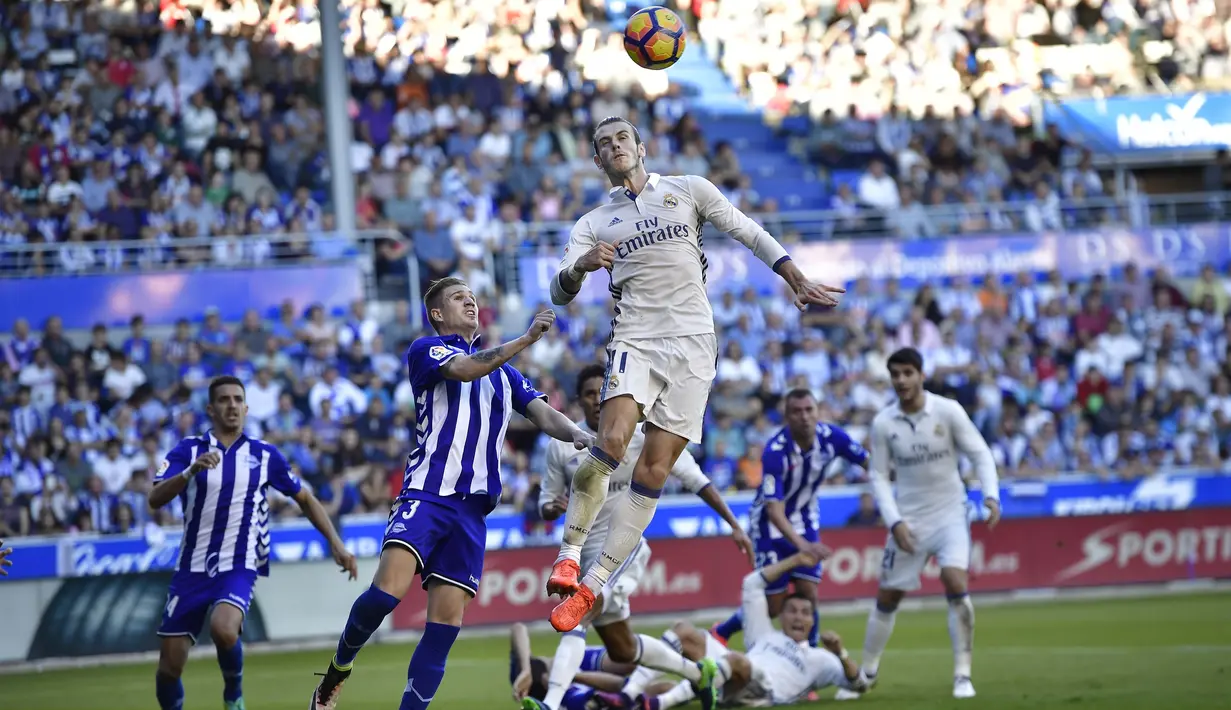 Gareth Bale berduel dengan pemain Deportivo Alaves, Raul Garcia pada lanjutan La Liga Spanyol di Mendizorroza stadium, Vitoria, (29/10/2016). (AP/Alvaro Barrie)