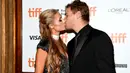 Paris Hilton dan kekasihnya Chris Zylka berciuman saat menghadiri pemutaran perdana "The Death And Life Of John F. Donovan" selama Festival Film Internasional Toronto 2018 di Winter Garden Theatre Toronto, Kanada (10/9). (Emma McIntyre/Getty Images/AFP)