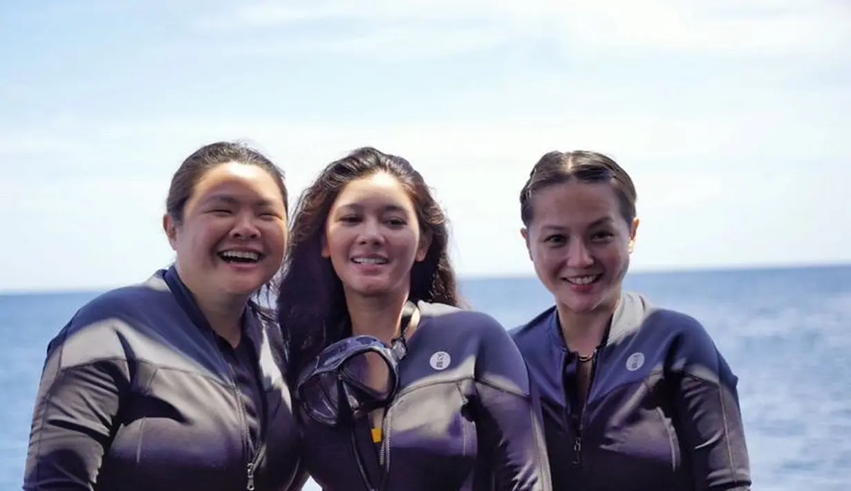 Nay juga tampil mengenakan wetsuit hitam yang membuatnya terlihat keren. Dan rambut yang dibiarkan terurai terbawa angin laut. [@naymirdad]