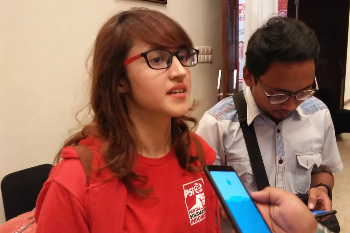 Ketua DPP Partai Solidaritas Indonesia (PSI), Tsamara Amany Saat Diwawancarai Sejumlah Media di Serang, Banten. (Foto: Yandhi Deslatama/Liputan6.com)