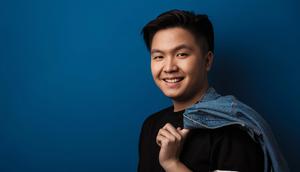 Pria tampan yang tersenyum bahagia sambil berpose dengan kemeja denim. (Vadymvdrobot/depositphotos.com)