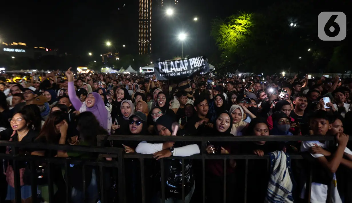 Ribuan penggemarnya larut dalam alunan campuran musik dangdut dan pop Jawa ala Guyon Waton. (Liputan6.com/Helmi Fithriansyah)