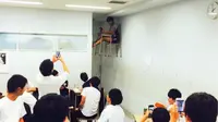 netter digegerkan seorang murid di Jepang gara-gara membuat bangku sekolahnya melayang di ruang kelas.