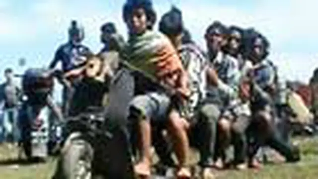Ribuan Penggemar Vespa Tampilkan Atraksi Unik
