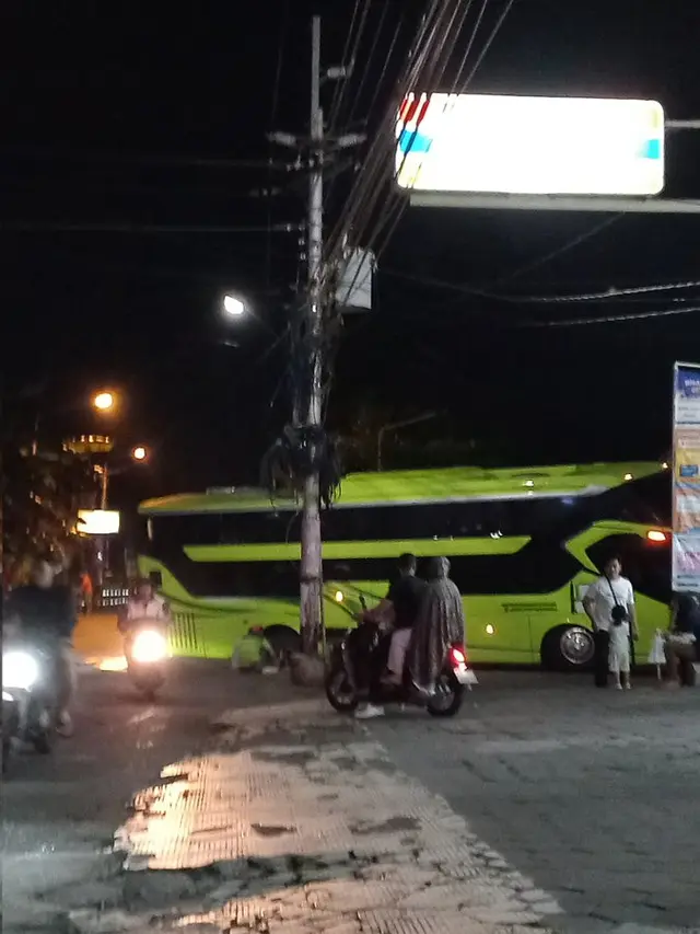 Aksi Duta dan Adam Sheila On 7 Ikut Dorong Bus Rombongan yang Terperosok Ini Viral