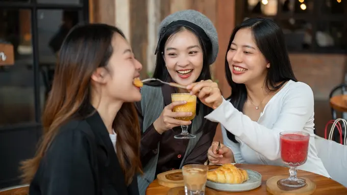 sahabat teman bahagia tertawa