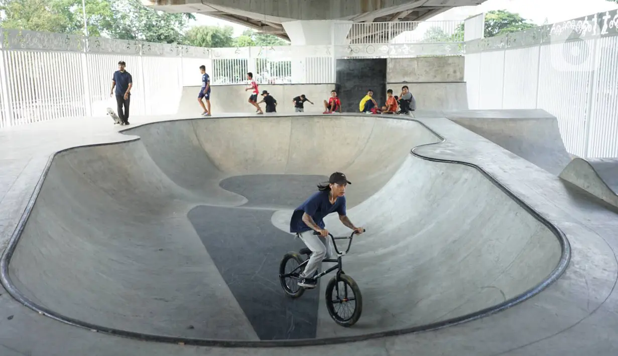 Aktivitas warga di fasilitas skate park kolong flyover Pasar Rebo, Jakarta, Selasa (14/1/2020). Skate park yang telah selesai dibangun tersebut kini mulai diramaikan pengunjung, khususnya pada sore hari. (Liputan6.com/Immanuel Antonius)