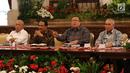 Menteri PPN/Kepala Bappenas Bambang Brodjonegoro (kedua kanan) memberikan keterangan pers terkait pemindahan Ibu Kota di Istana Negara, Jakarta, Senin (26/8/2019). Pemerintah berkomitmen tidak akan menggunakan APBN yang bersumber dari penerimaan pajak. (Liputan6.com/Angga Yuniar)