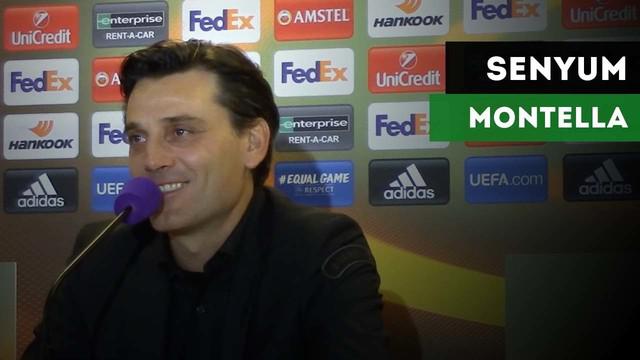 Aksi pelatih AC Milan, Vincenzo Montella yang selalu tersenyum saat ditanya oleh wartawan Austria.