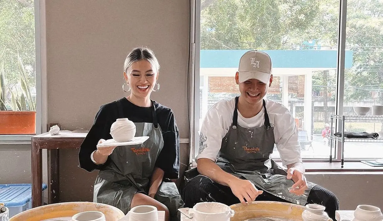 Ide kencan membuat keramik bersama kekasih dari Agnez Mo. Di sini ia tampil kasual elegan dengan atasan berwarna hitam, ditutup dengan celemek. [Foto: Instagram/agnezmo]