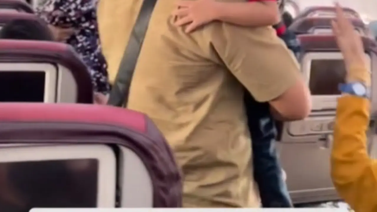 Viral video AC pesawat Malaysia Airlines diduga rusak, penumpang kegerahan. (dok. tangkapan layar TikTok @nash_ruto/https://www.tiktok.com/@nash_ruto/video/7095212638694542619)
