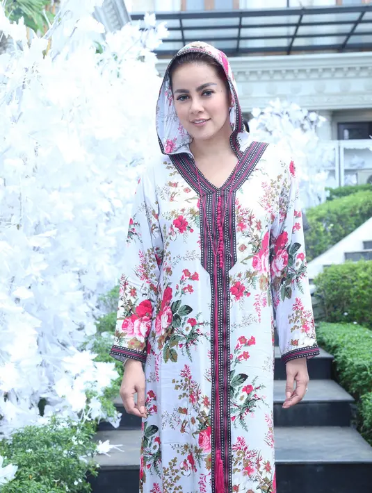 "Kayaknya sih cowok ya (anak Ashanty). Karena memang anak pertama Ashanty kan perempuan pasti harapannya cowok. Aku juga harapannya begitu," kata Olla Ramlan di Villa Cinere Mas, kawasan Tangerang Selatan, Minggu (20/8). (Galih W. Satria/Bintang.com)