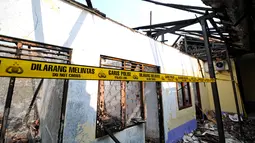 Kondisi salah satu ruangan Kantor Komisi Nasional Perlindungan Anak pasca terbakar, Jakarta, Senin (29/6/2015). Kantor Komnas PA terbakar pada Sabtu, 28 Juni 2015 sekitar pukul 21.00 WIB. (Liputan6.com/Yoppy Renato)