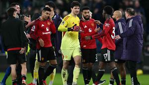 Reaksi penjaga gawang Manchester United asal Belgia, Senne Lammens (tengah) setelah pertandingan pekan ke-27 Liga Primer Inggris 2025/2026 melawan Everton di Stadion Hill Dickinson, Liverpool, barat laut Inggris, Senin 23 Februari 2026 waktu setempat atau Selasa 24 Februari 2026 dini hari WIB. Manchester United sukses memetik kemenangan di pertandingan pekan ke-27 Premier League 2025/2026. (Paul ELLIS/AFP)