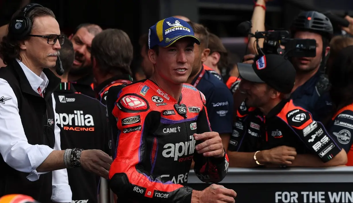 <p>Aleix Espargaro mengalahkan Jack Miller dalam pertarungan sengit. (PIERRE-PHILIPPE MARCOU/AFP)</p>