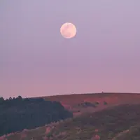 Bagi umat Islam, melaksanakan salat Gerhana Bulan hukumnya sunah. Begini niat dan doanya. (Sumber foto: unsplash.com)