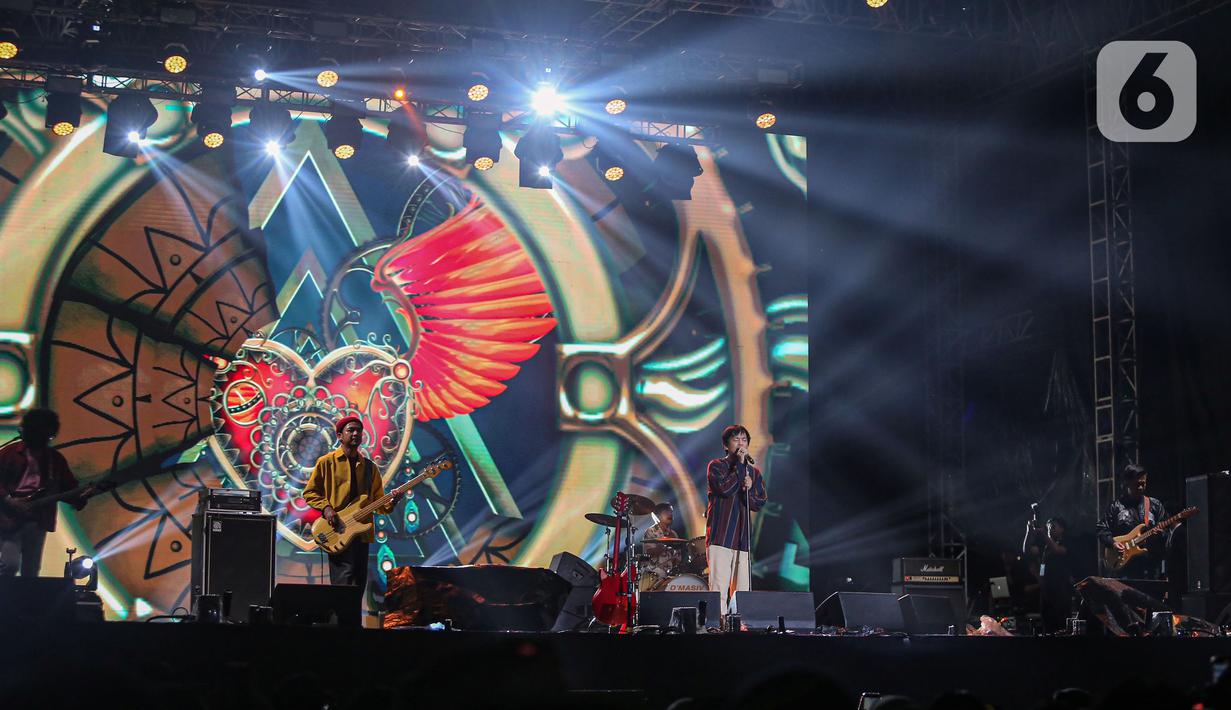 Grup band D'Masiv menghibur penonton Titik Kumpul Festival 2024 di Stadion Madya GBK, Jakarta Pusat, Sabtu (27/4/2024). (Liputan6.com/Angga Yuniar)