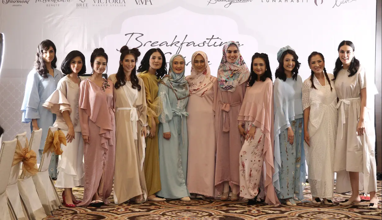 Deretan artis foto bersama saat membawakan busana rancangan Luna Maya dalam trunk show kolaborasi antara Victoria Makeup Ateliar dengan Luna Habit di kawasan Senayan, Jakarta, Jumat (18/5). (Liputan6.com/Herman Zakharia)