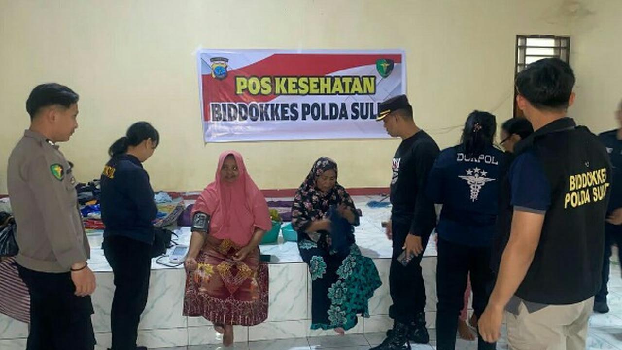 Personel Bidang Dokkes Polda Sulut sata memeriksa kondisi kesehatan warga pada, Minggu (23/3/2025).