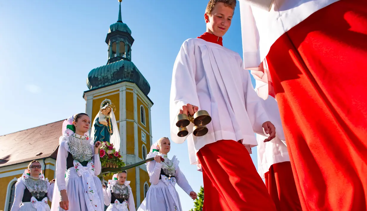 Sejumlah remaja wanita mengenakan pakaian tradisional Sorbs memikul patung Bunda Maria saat mengikuti prosesi Whit Monday di gereja di Rosenthal, Jerman (21/5). (AP Photo / Jens Meyer)