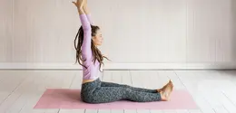 Gerakan ini dilakukan dengan mengangkat satu kaki secara lurus dari posisi duduk (Sumber: Pexels.com)