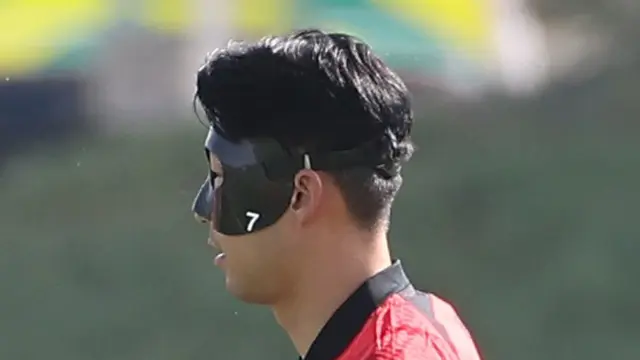 Potret Son Heung Min Kenakan Topeng Zorro saat Jalani Latihan Persiapan Piala Dunia Qatar 2022