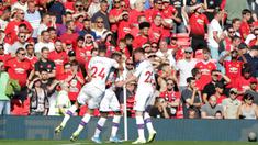 Para pemain Crystal Palace merayakan gol yang dicetak Patrick van Aanholt ke gawang Manchester United pada laga Premier League di Stadion Old Trafford, Manchester, Sabtu (24/8). MU kalah 1-2 dari Palace. (AFP/Lindsey Parnaby)