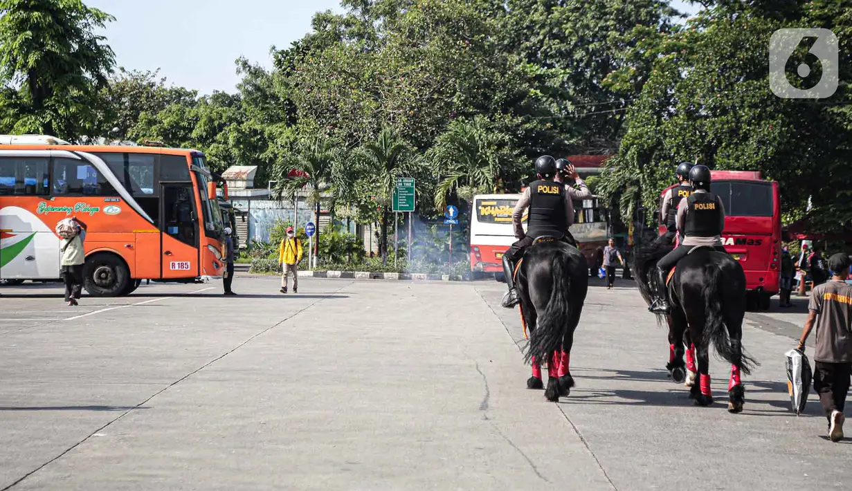 <p>Polisi berkuda dari Unit Satwa Polri melakukan patroli di Terminal Kampung Rambutan, Jakarta, Minggu (8/5/2022). Polisi berkuda dari Unit Satwa Polri secara rutin berpatroli guna memberikan rasa aman kepada penumpang yang tiba di Terminal Kampung Rambutan. (Liputan6.com/Faizal Fanani)</p>