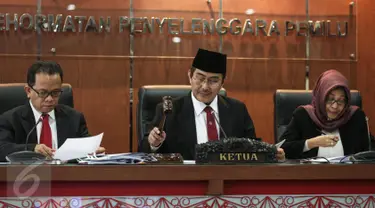 Ketua DKPP Jimly Asshidiqie (tengah) memimpin sidang agenda pembacaan sembilan putusan di Jakarta, Jumat (7/4). Salah satunya, putusan sidang kode etik Ketua KPU DKI, Sumarno, dan Ketua Bawaslu DKI, Mimah Susanti. (Liputan6.com/Faizal Fanani)