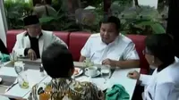 Sekeluarga terkurung di rumah sendiri dibebaskan polisi hingga Prabowo legowo partai yang bersekutu dengan KMP bergabung dengan pemerintah.