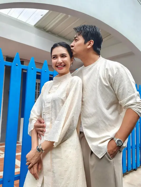 Mikha Tambayong tampil serasi mengenakan atasan tunik warna broken white serasi dengan suaminya. [@miktambayong]