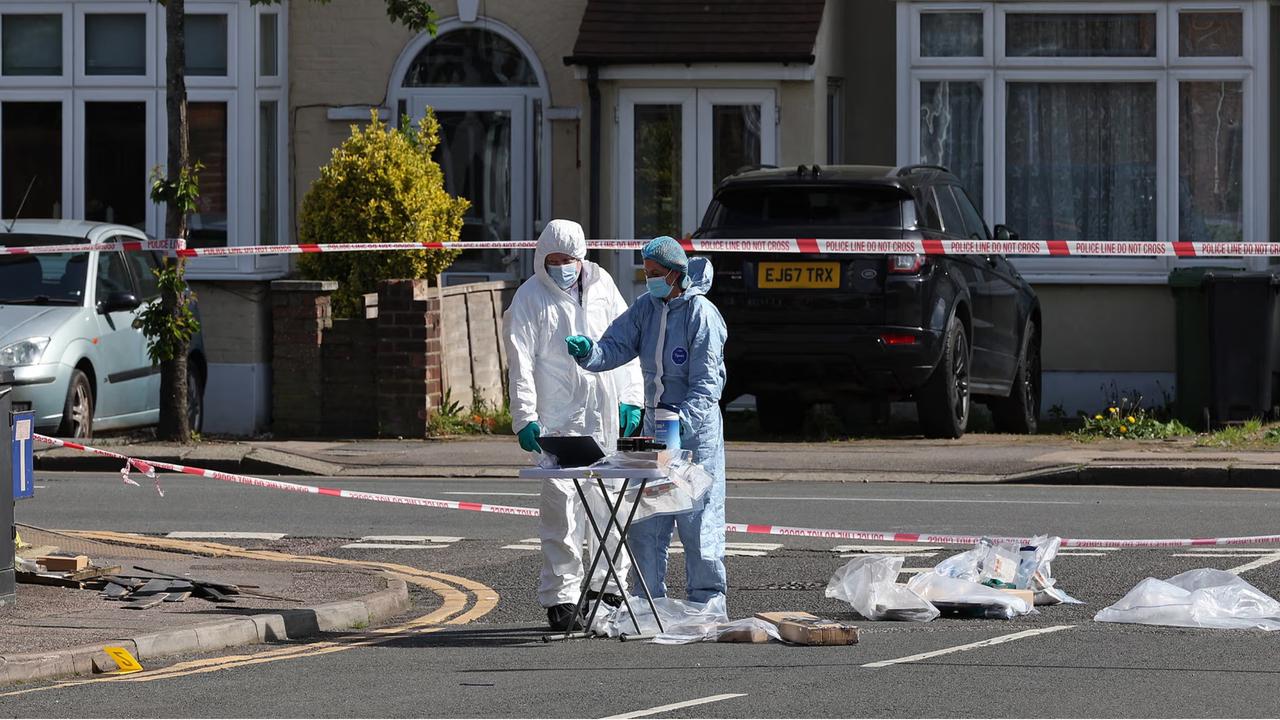 Pihak berwenang di lokasi penikaman di Hainault, London, Inggris. (Adrian Dennis/AFP)