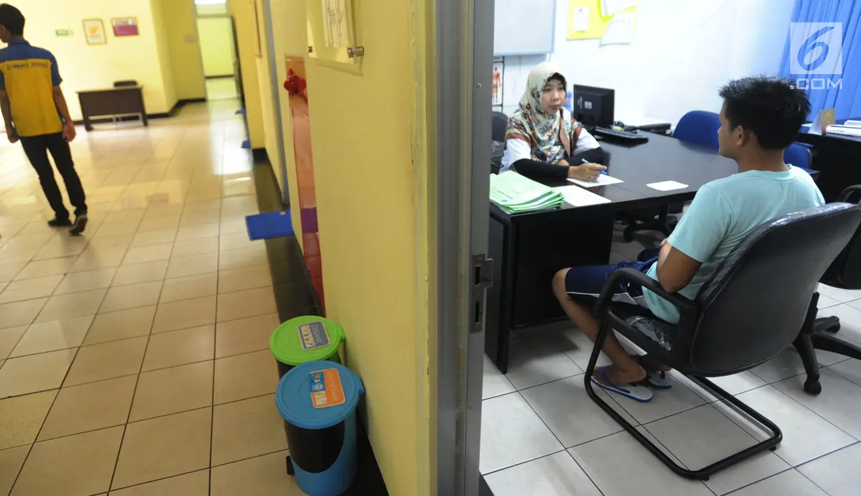Pasien rehabilitasi narkoba atau residen mendapatkan bimbingan konseling di Balai Besar Rehabilitasi BNN, Lido, Bogor, Jawa Barat, (12/4). Para residen terdiri dari berbagai wilayah di Indonesia. (Merdeka.com/Arie Basuki)