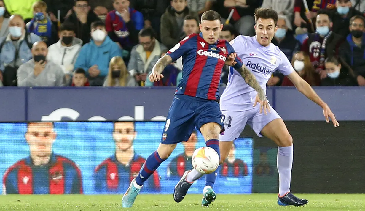 Pemain Barcelona Eric Garcia (kanan) berebut bola dengan pemain Levante Roger Marti pada pertandingan sepak bola La Liga Spanyol di Stadion Ciutat de Valencia, Valencia, Spanyol, 10 April 2022. Barcelona menang 3-2. (AP Photo /Alberto Saiz)