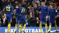 Para pemain Chelsea merayakan gol yang dicetak Callum Hidson-Odoi ke gawang Nottingham Forest pada laga Piala FA di Stadion Stamford Bridge, London, Minggu (5/1). Chelsea menang 2-0 atas Forest. (AP/Ian Walton)